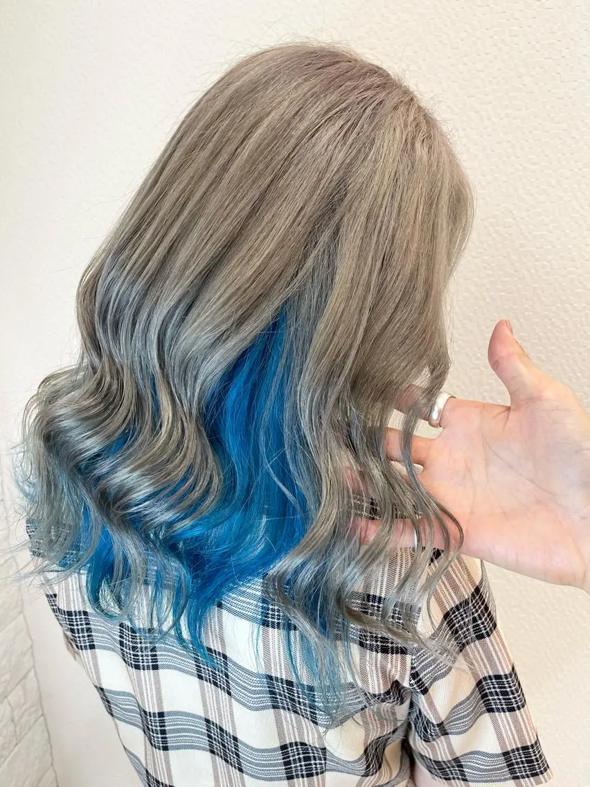 カラー アッシュ ブルーカラー インナーカラー ミルクティーアッシュ ヘアカラー Kazu 🌠名古屋 ハイトーン/レイヤーのヘアスタイル