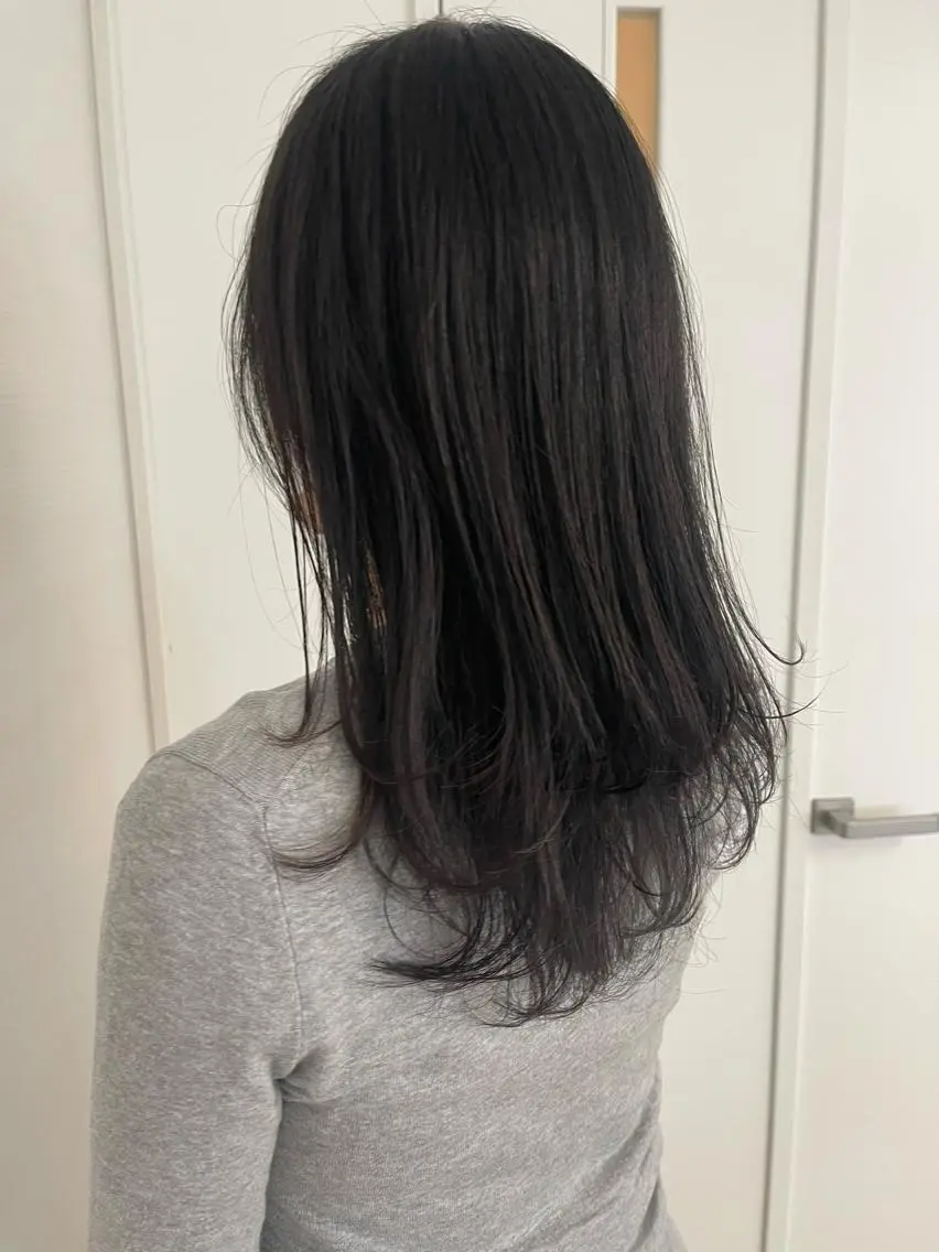セミロング レイヤーカット 𝓜𝓮𝓛𝓲𝓟 冨樫果楠のヘアスタイル