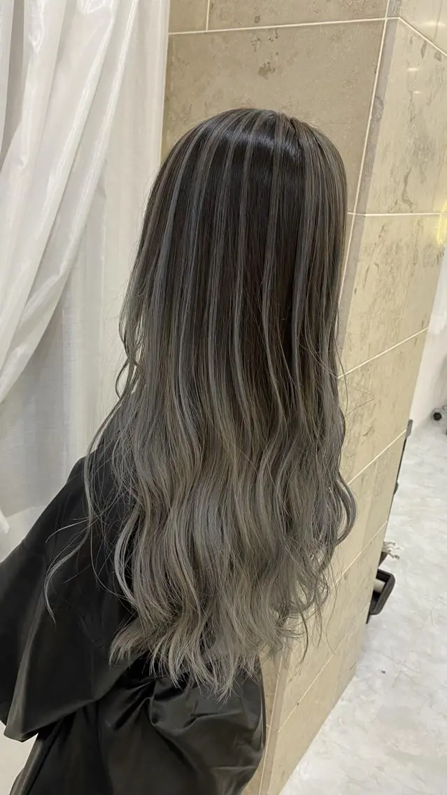 カラー ロング 二上 怜のヘアスタイル