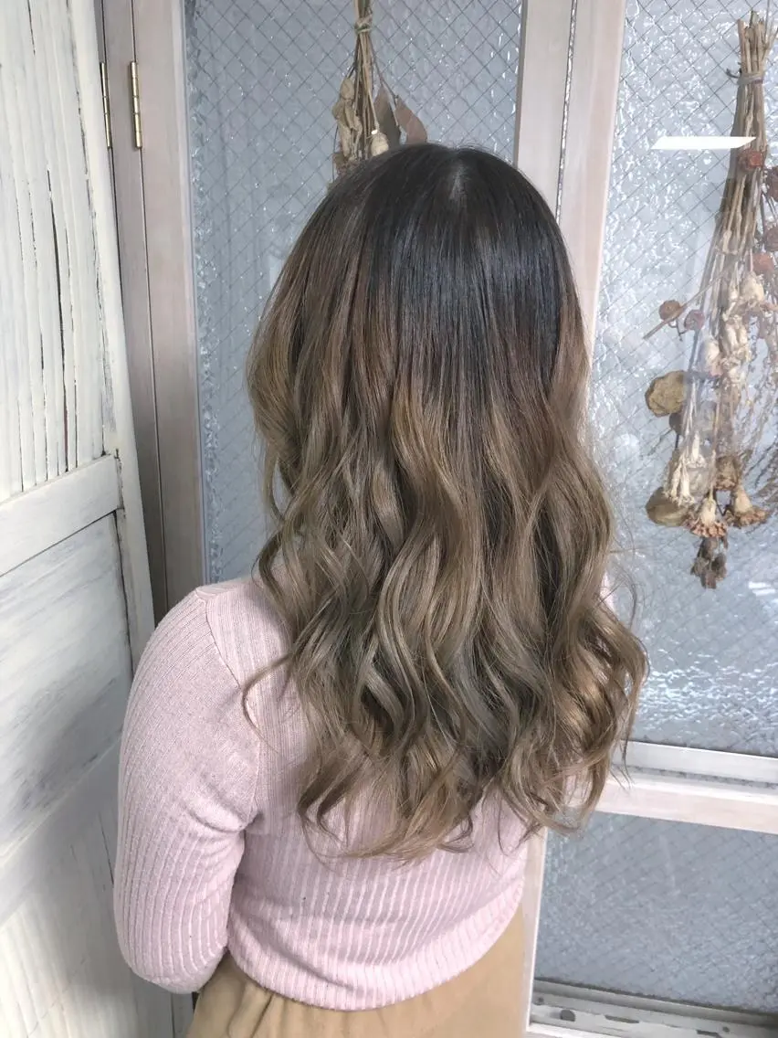 ロング カラー パーマ ヘアアレンジ バレイヤージュ レイヤーカット 推し活専用 【派手髪】飯野ゆかりのヘアスタイル