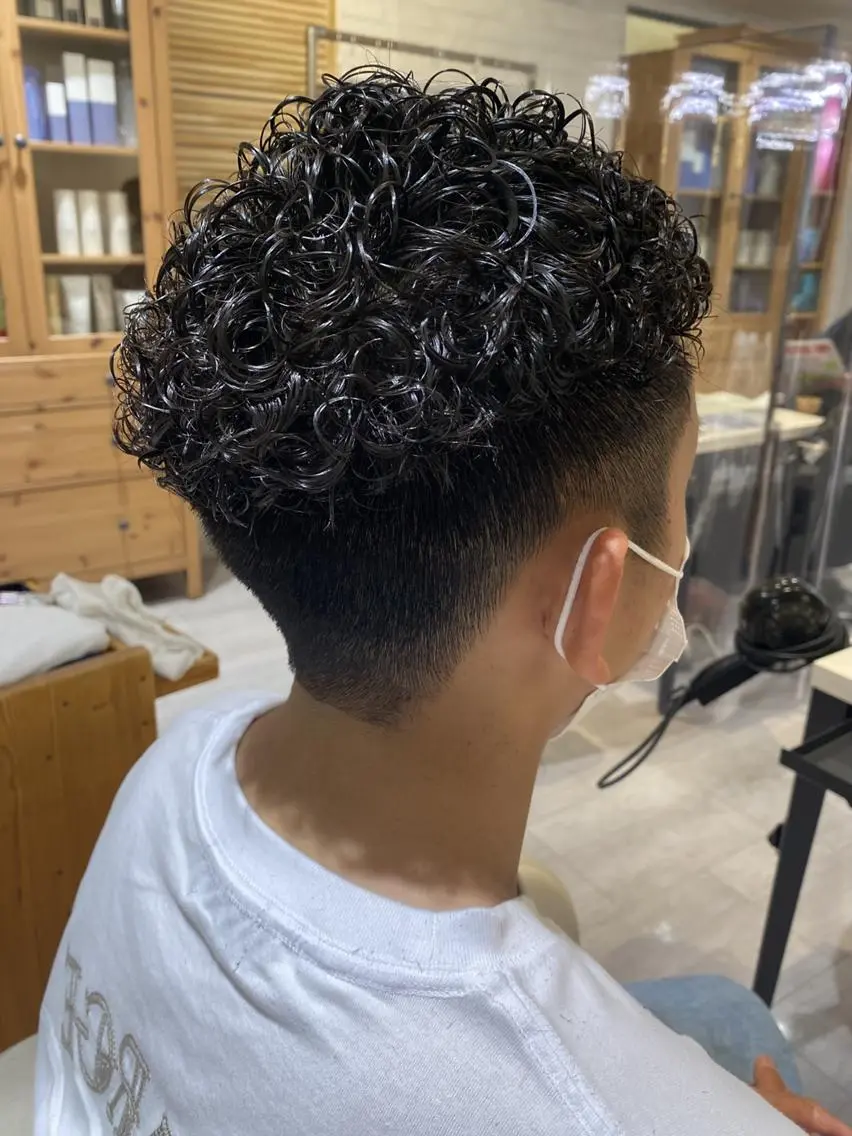 ショート メンズ パーマ メンズハイトーン メンズパーマ スペインカール スパイキーショート ツイストスパイラルパーマ カット パーマ メンズパーマ/ メンズカット/タクヤのヘアスタイル