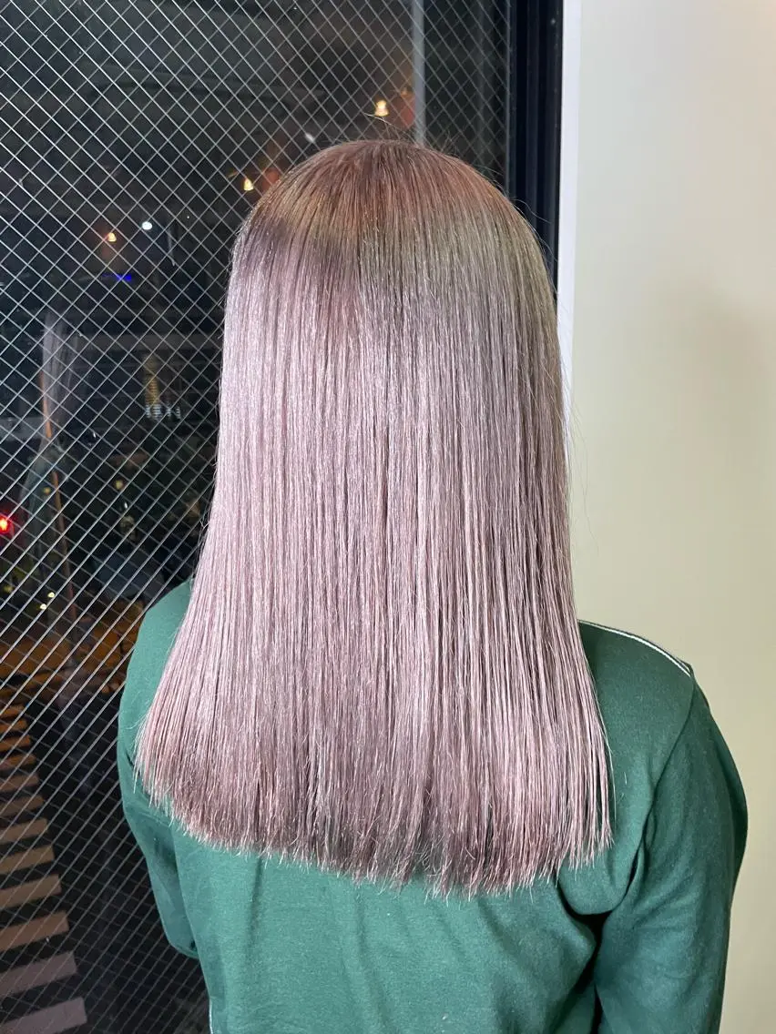 セミロング アッシュ ボブ 外国人風カラー ハイライト レイヤーカット ヘアカラー トリートメント 安田和洋 ブリーチカラー特化のヘアスタイル