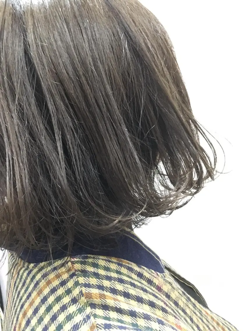 ミディアム カラー ヘアアレンジ アッシュ ブリーチ ブルーカラー ブルーアッシュ ブリーチなしカラー 白髪ぼかしハイライト 柳川拓哉のヘアスタイル
