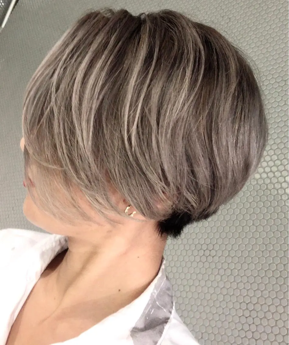 ショート カラー ハンサムショート ハイライトカラー シルバー ハイライト ショートヘア 中江 麻友のヘアスタイル