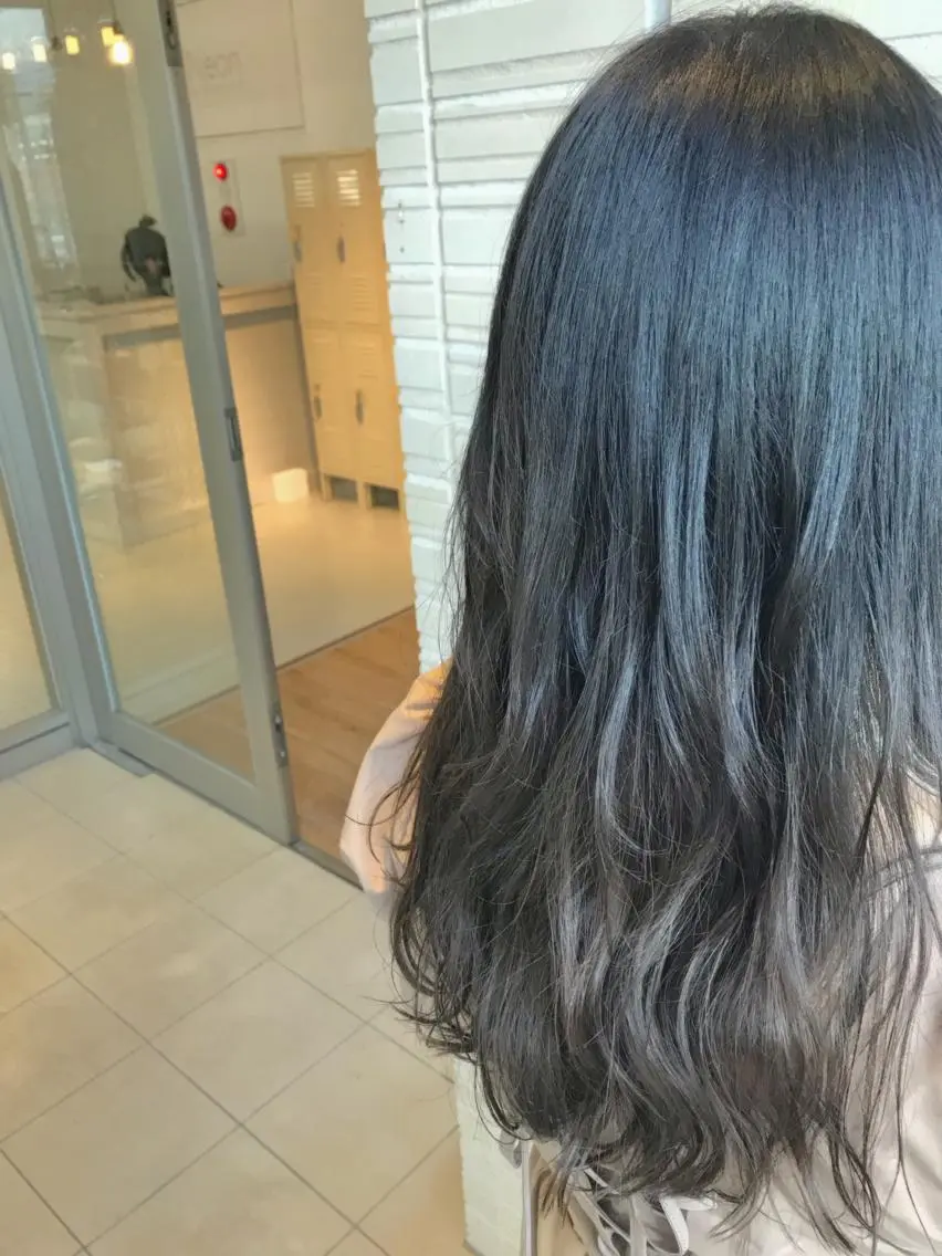 ロング カラー グラデーションカラー ネイビーカラー シルバー 加藤 憂のヘアスタイル