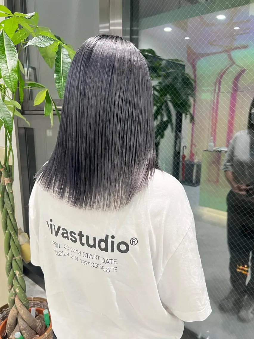 ミディアム パーマ ヘアアレンジ メンズ キッズ ネイル マツエク・マツパ アイブロウ メンズハイトーン 眉カラー シルバー ホワイト KANAMI 🌏のヘアスタイル