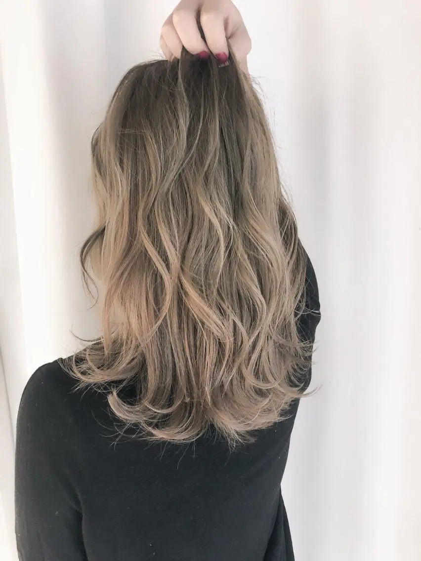 セミロング アッシュ アッシュグレー ハイライト バレイヤージュ 藤沢 髪質改善 竹内ケンゴのヘアスタイル