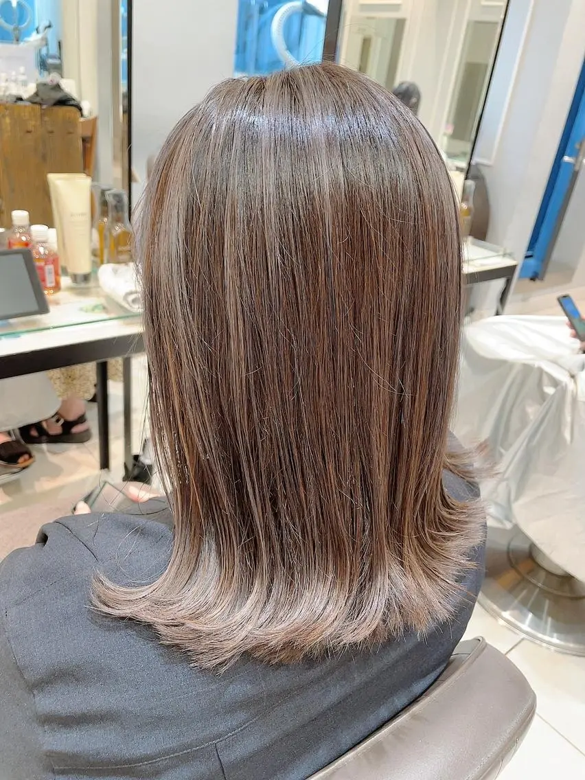 ミディアム カラー グレージュ ハイライトカラー ハイライト カット ヘアカラー トリートメント 🦖鶴岡 香純🦖のヘアスタイル