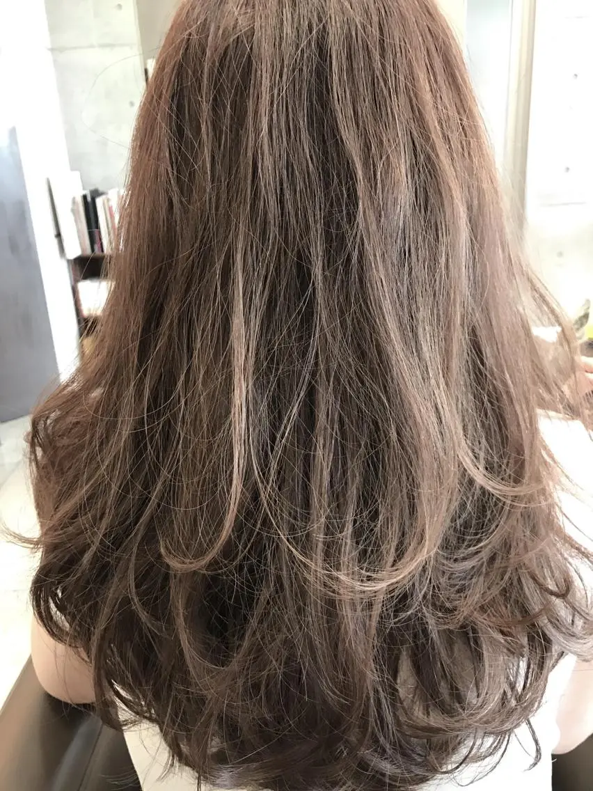 セミロング カラー アッシュ ベージュカラー 透明感カラー ハイライトカラー ハイライト 大栗 佑也  髪質改善のヘアスタイル