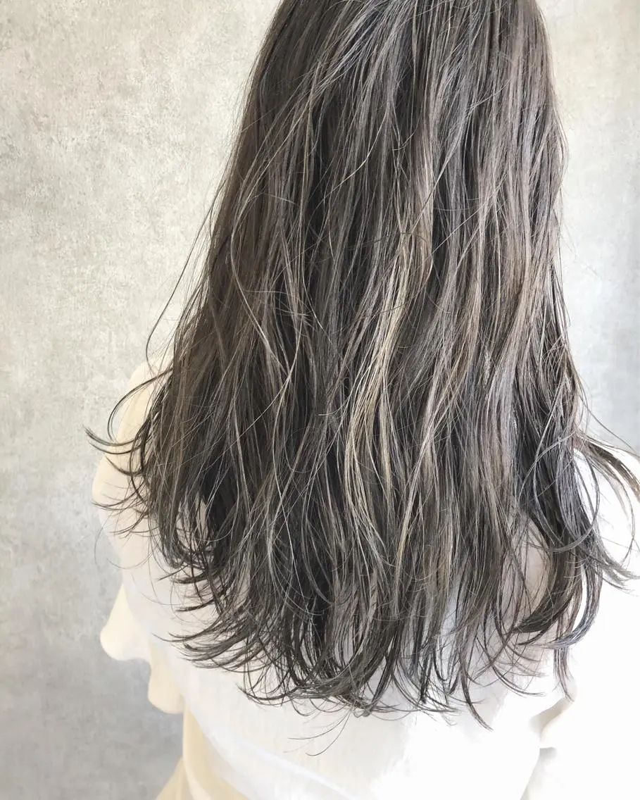セミロング カラー 顔周りレイヤーカット ブリーチminamiのヘアスタイル