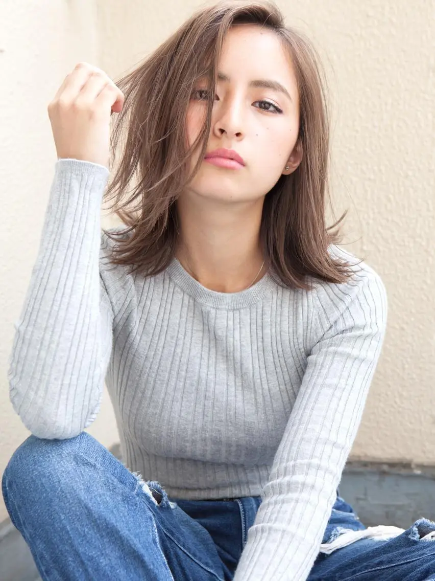 ミディアム カラー 外ハネヘア カット ヘアカラー Livingu youのヘアスタイル