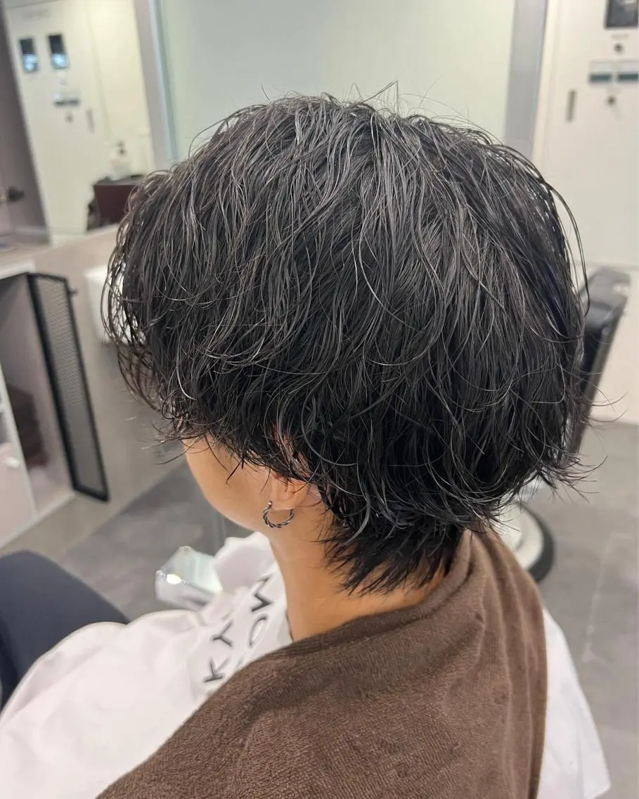 ミディアム パーマ メンズ ミディアムパーマ メンズパーマ 波巻きパーマ ニュアンスパーマ カット パーマ 垢抜け・メンズパーマ 津山祐紀のヘアスタイル