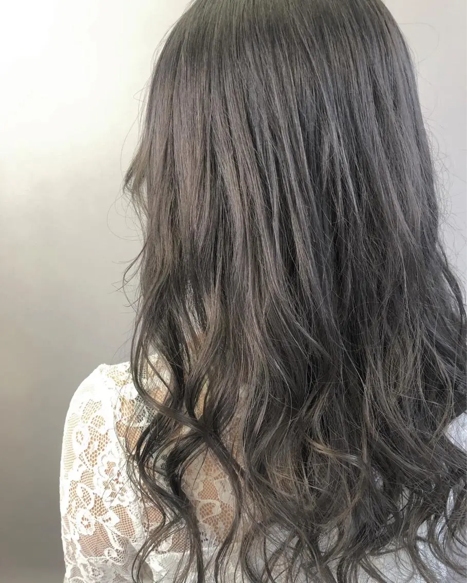 ロング カラー グレージュ Kaede .のヘアスタイル