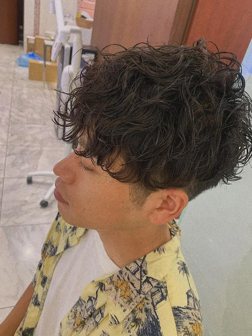ミディアム パーマ メンズ ミディアムパーマ マッシュ メンズパーマ スパイラルパーマ 三矢 ちなつのヘアスタイル