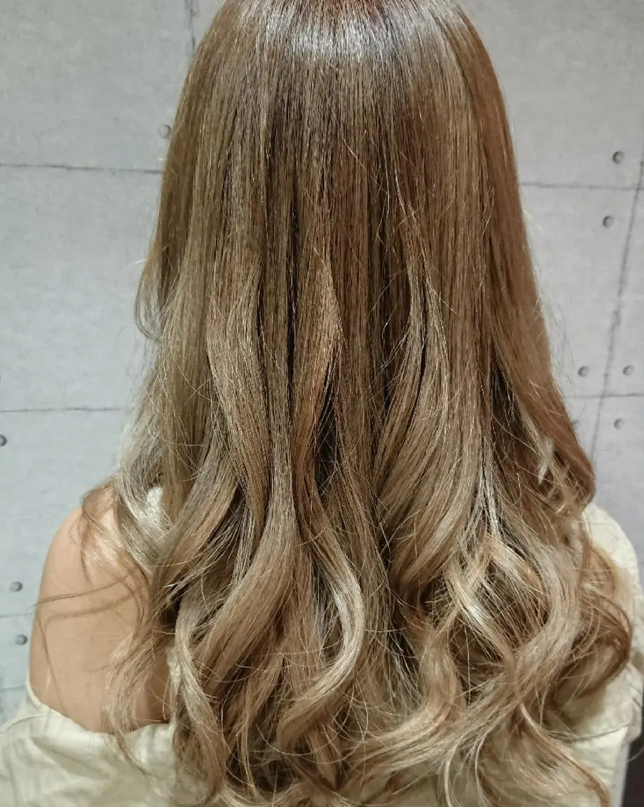 ロング カラー ブロンド グラデーションカラー ハイライトカラー 外国人風カラー ハイライト ヘアカラー トリートメント 秋山 幸太のヘアスタイル