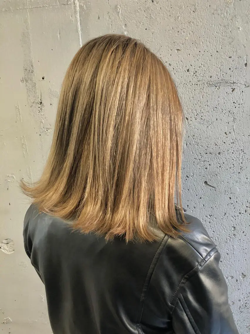 ミディアム カラー ベージュカラー 外ハネヘア 顔まわりレイヤー デザインカットのヘアスタイル