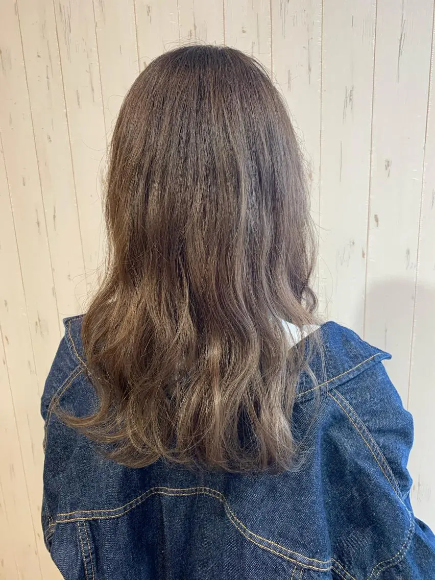 ロング カラー ベージュカラー ブリーチ ミルキーベージュ ブリーチなしカラー 工藤 萌香のヘアスタイル