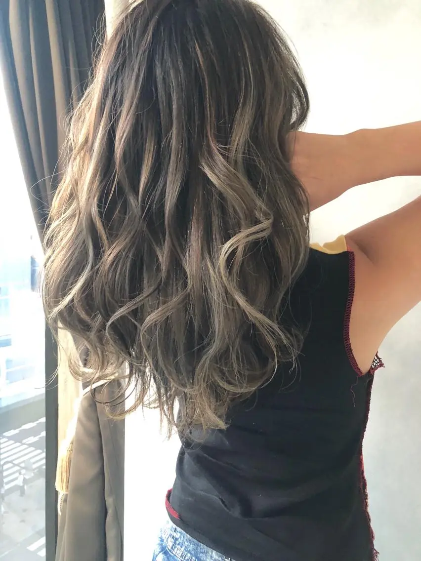 ロング ハイライト ヘアカラー トリートメント 小澤大輔 YOLO hairのヘアスタイル