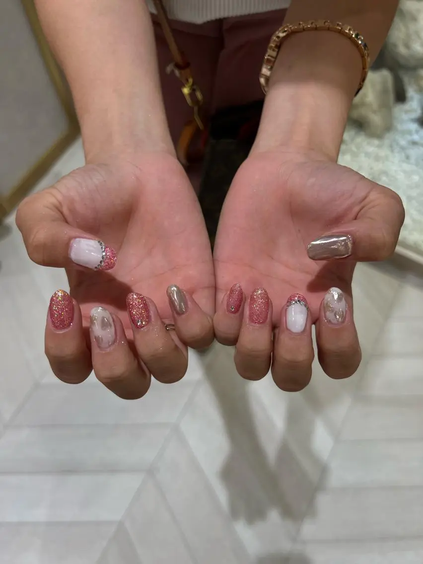 ネイル ジェルネイル キラキラネイル ラメ(グリッター) パラジェル ピンク 酸性ストレート人気 No,1/カスミ🩰のヘアスタイル