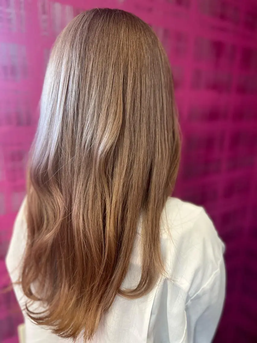 セミロング カラー ベージュカラー ブリーチ ピンクカラー ピンクベージュ AIREYEBROW 🤍ERINAのマツエク・マツパデザイン