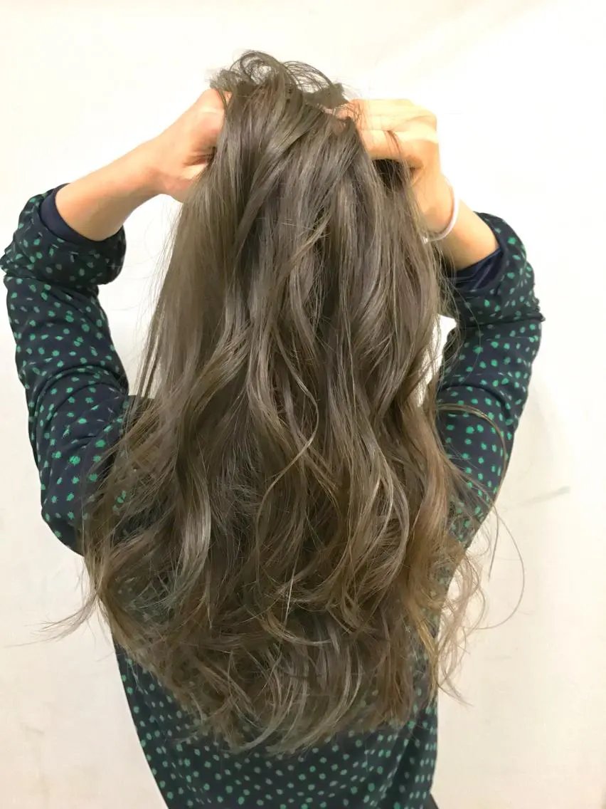 ロング カラー ネイル グレージュ 髪質改善 Daisukiのヘアスタイル