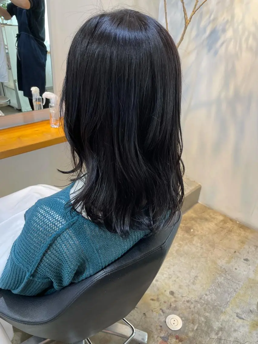 セミロング カラー ブルーカラー 透明感カラー ネイビーカラー カット ヘアカラー トリートメント MIOベージュカラー 柔らかいカラーのヘアスタイル