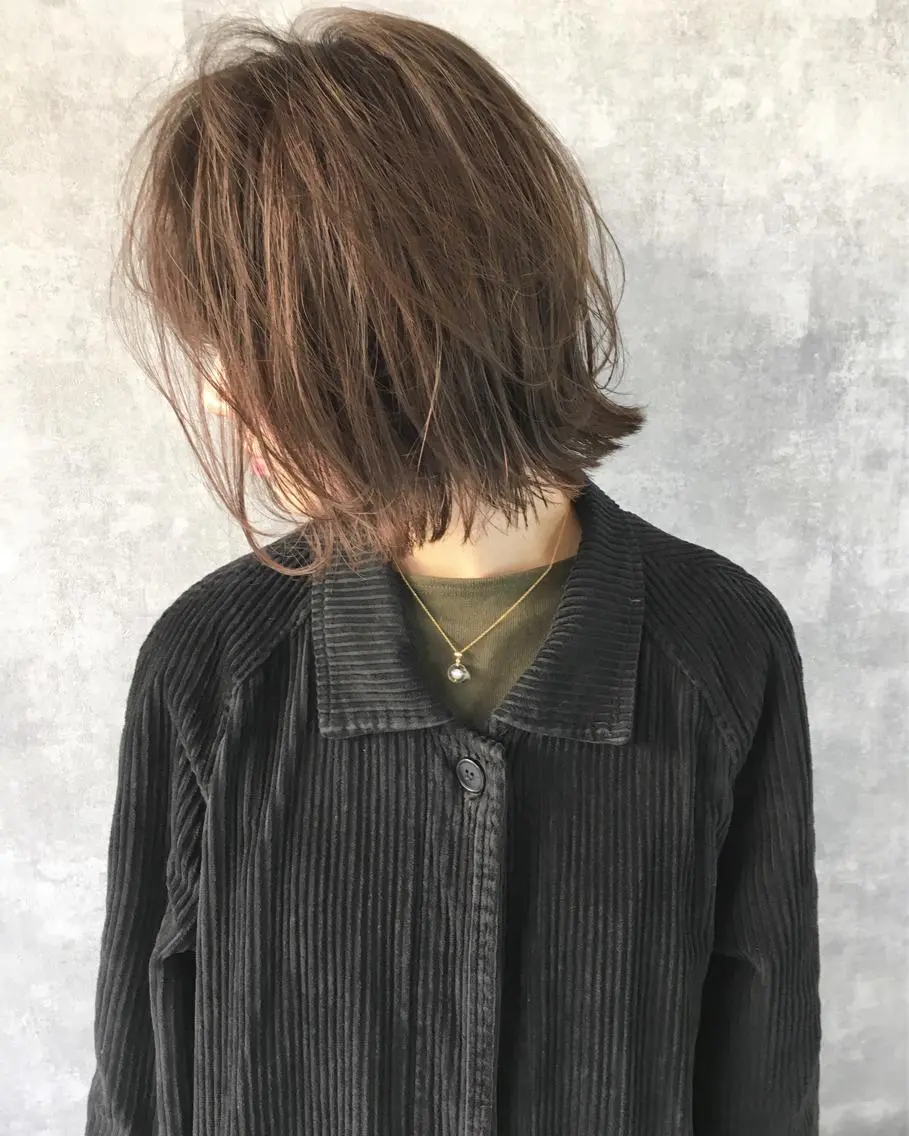ミディアム カラー グレージュ ピンクカラー レイヤーカット BLend 渋谷のヘアスタイル