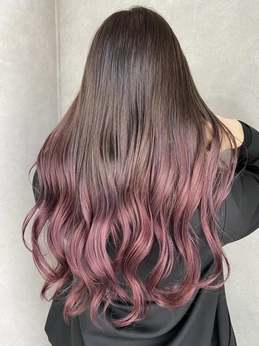 ロング カラー パーマ ヘアアレンジ シールエクステ アッシュ バレイヤージュ ベージュカラー ブリーチ シール、 羽エクステのヘアスタイル