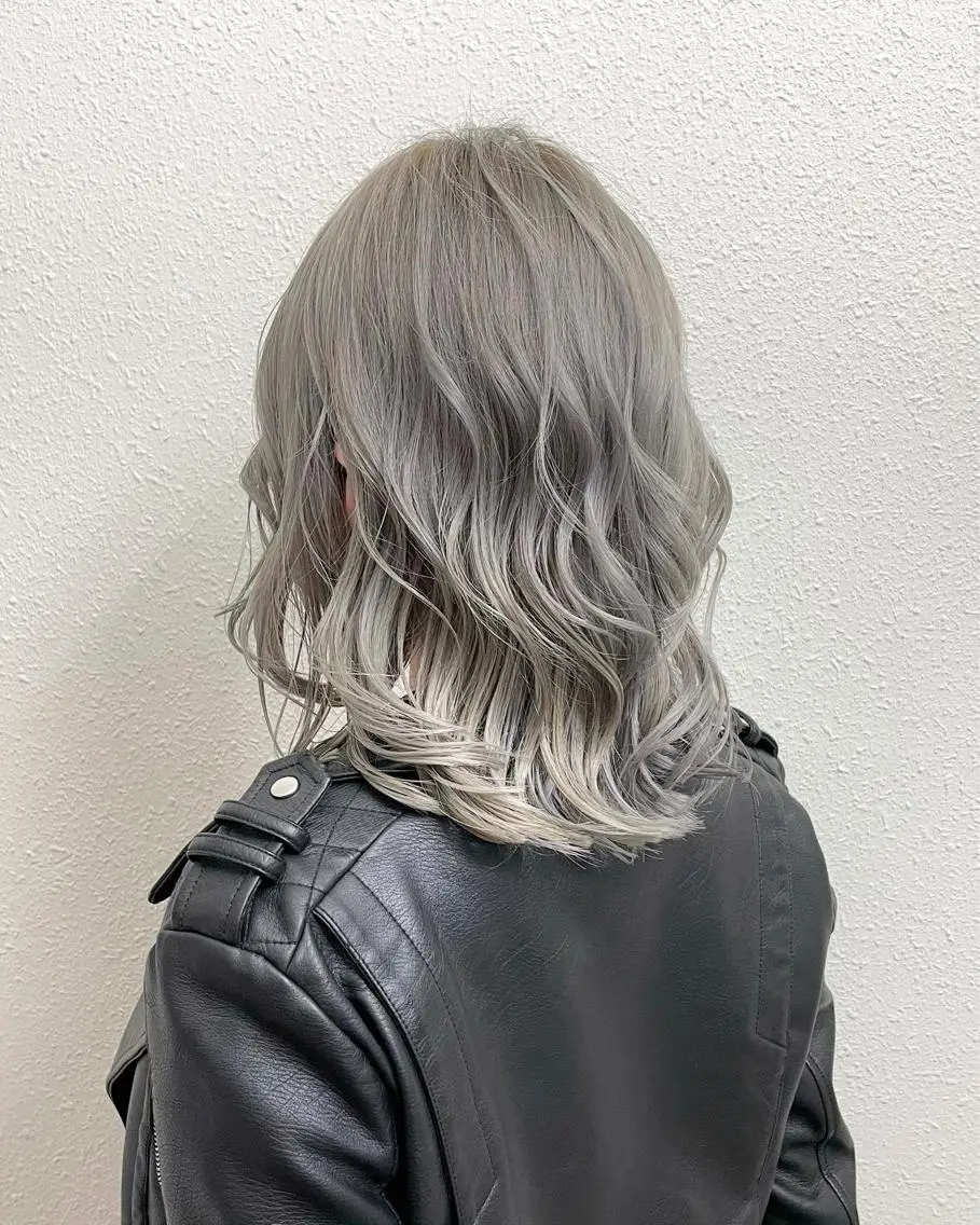 ミディアム カラー アッシュ アッシュグレー アッシュグレージュ バレイヤージュ ベージュカラー カット ヘアカラー グレージュ💎 神戸孝哉のヘアスタイル