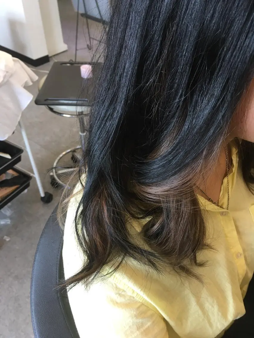 カラー ベージュカラー 黒髪 インナーカラー 小野岡 潤子のヘアスタイル