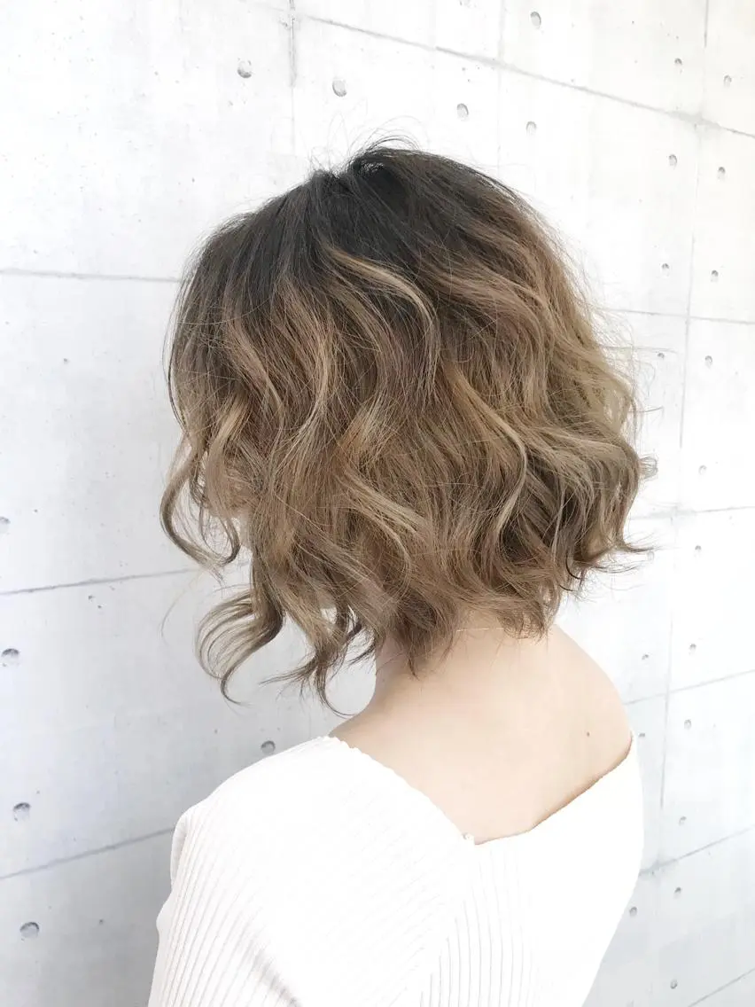 ショート カラー アッシュ アッシュグレー アッシュグレージュ ブリーチ グラデーションカラー 高木 麻知子のヘアスタイル