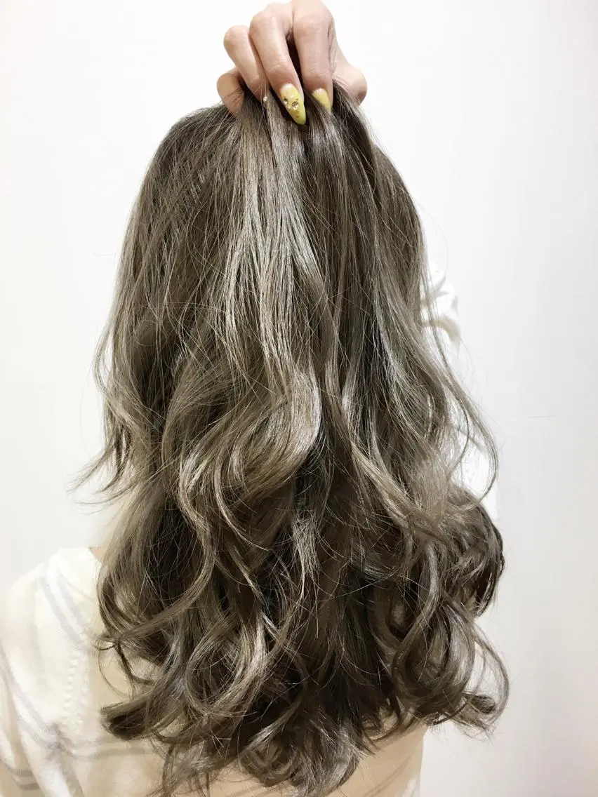 ロング カラー ブリーチ グラデーションカラー グレージュ ハイライトカラー カーキグレージュ 海外風レイヤーカット 👑店長　平松　由のヘアスタイル