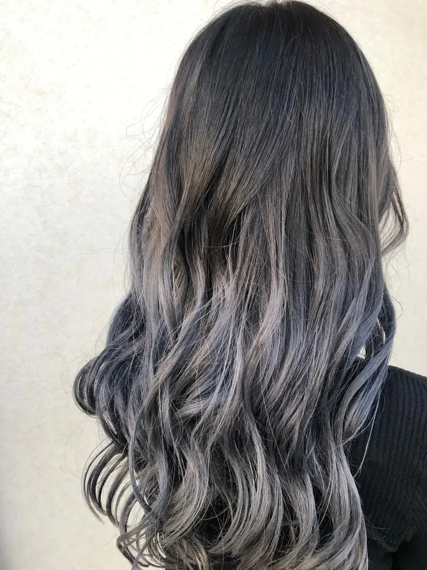 ロング カラー グラデーションカラー ロング ヘアカラー 井澤 和花のヘアスタイル