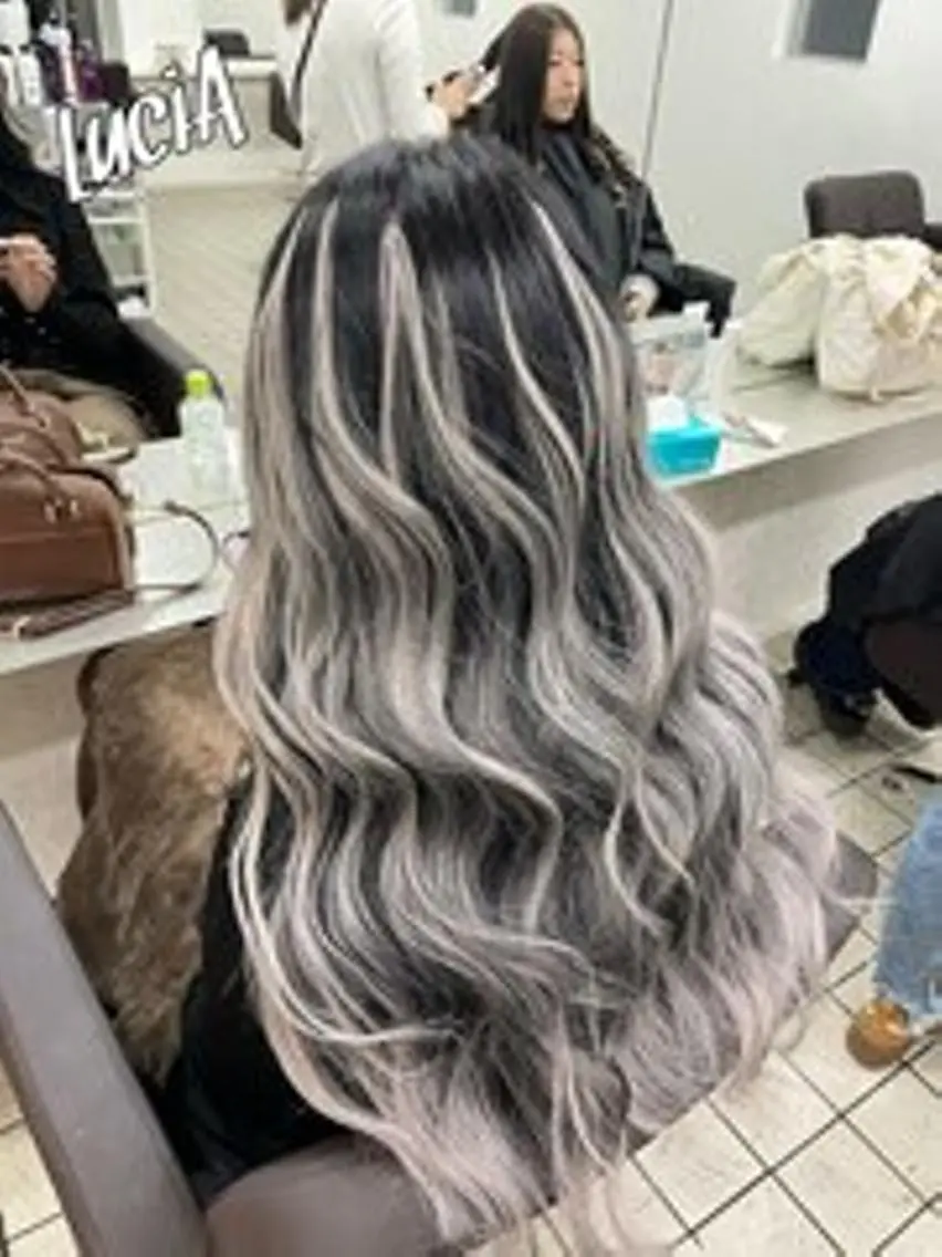 ロング ヘアアレンジ カラー シールエクステ 黒髪 ブリーチ デザインカラー ダブルカラー LuciAエクステ カラー3000セラのヘアスタイル