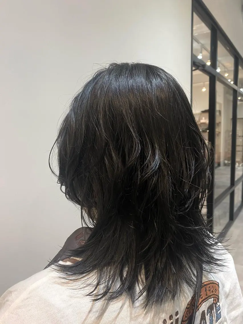 ミディアム カラー ミディアムパーマ バレイヤージュ 黒髪 ブリーチ ブルーカラー カット ヘアカラー トリートメント ♡オシャ髪♡AI ✂️newi町田のヘアスタイル