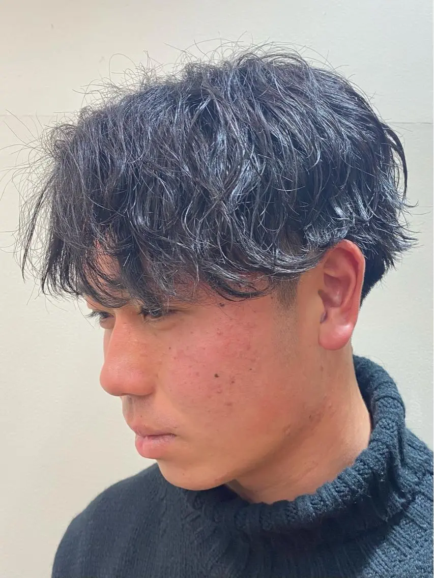ショート パーマ メンズ メンズパーマ 波巻きパーマ 柏のセンターパート のプロ関口 柊太のヘアスタイル