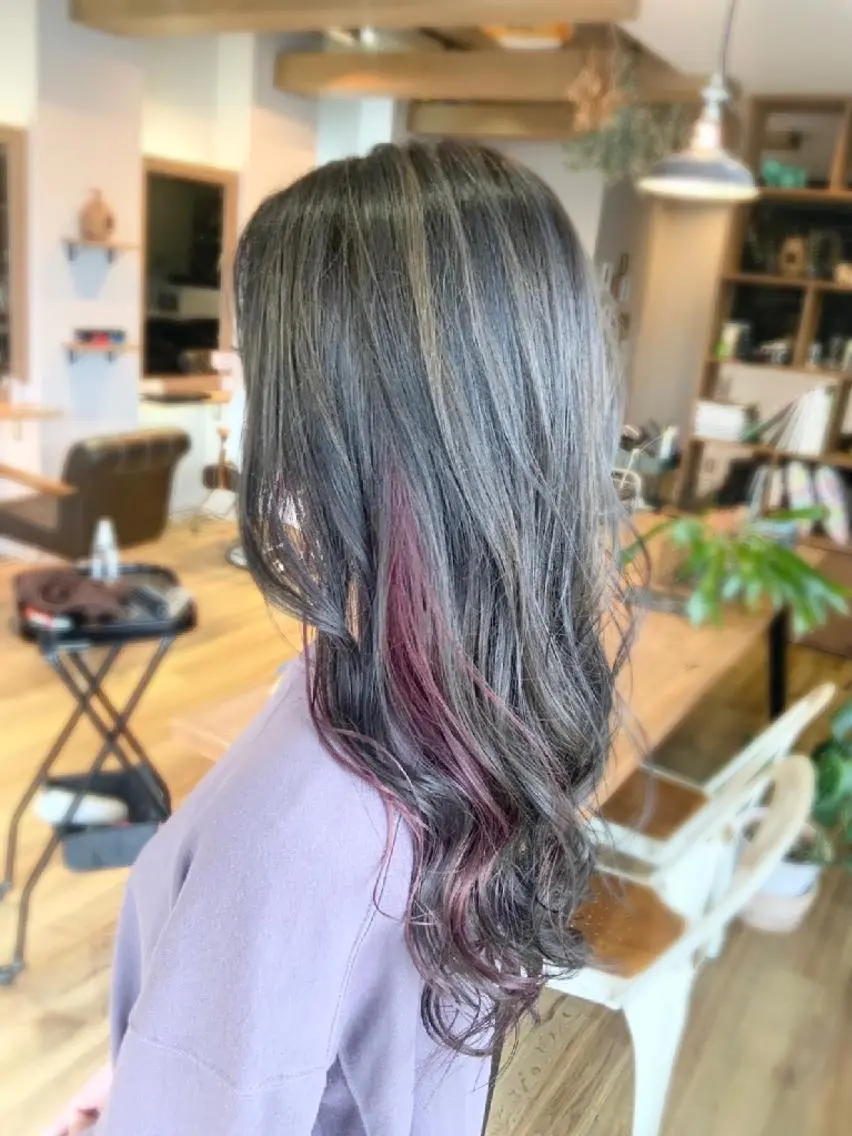 カラー ロング アッシュ イヤリングカラー ハイライトカラー ピンクカラー ピンクパープル ヘアカラー 堀 望美のヘアスタイル