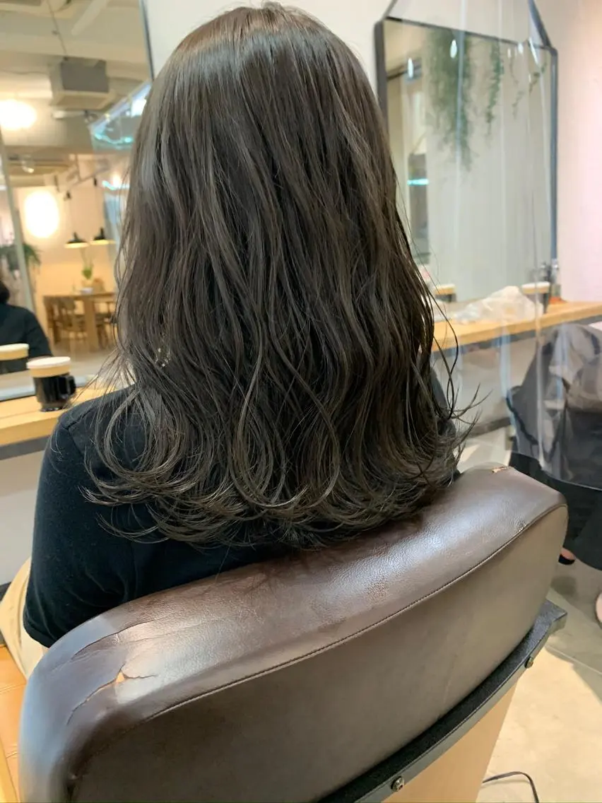 ミディアム カラー ネイル ハイトーンボブ 前田 表参道　グレージュのヘアスタイル