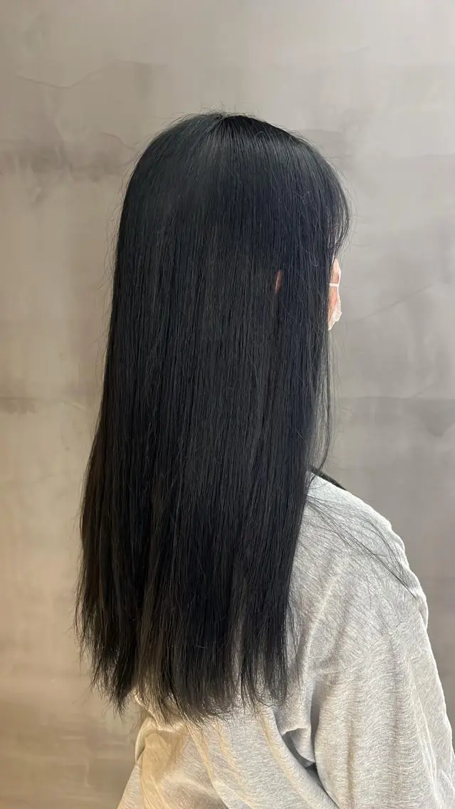ロング カラー 黒髪 ブルーカラー ブルーブラック カット 伊佐治 夕芽のヘアスタイル