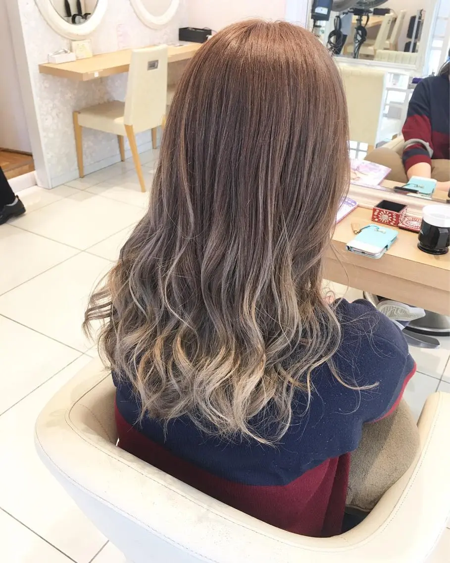 セミロング カラー バレイヤージュ ブリーチ レイヤーカット 小田原NO1 美容師 飯田飛翔のヘアスタイル
