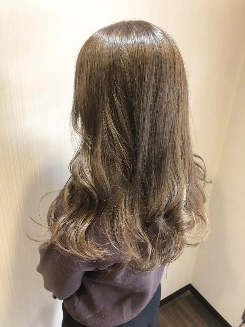 ロング カラー ベージュカラー ミルクティーベージュ 新井 友菜のヘアスタイル