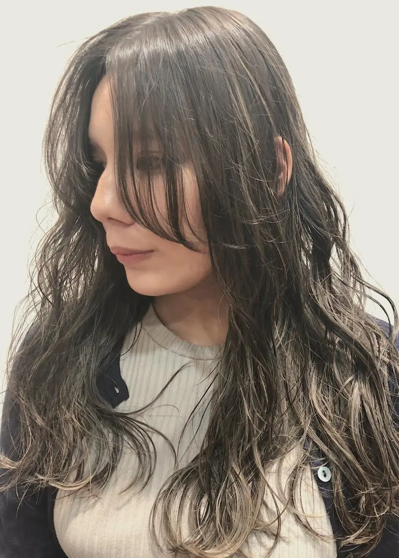 ミディアム カラー グレージュ 360°キレイな ショートカットのヘアスタイル