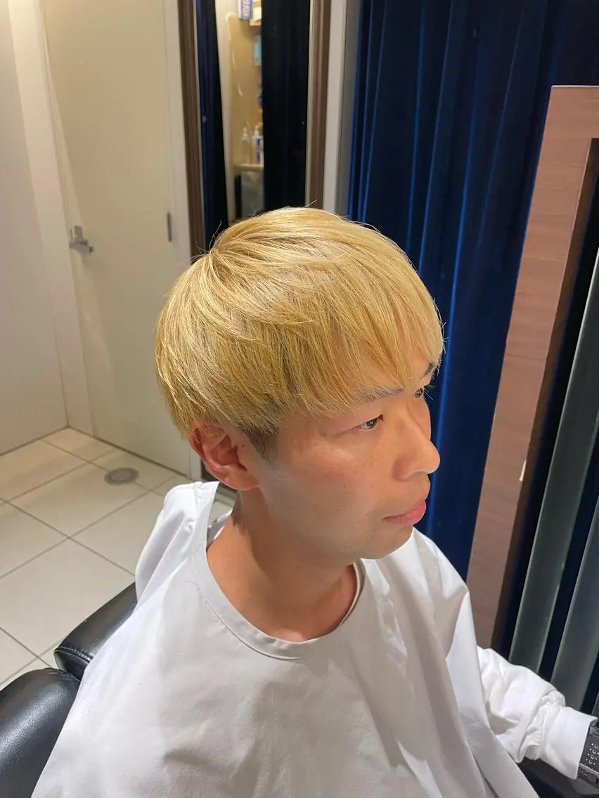 ショート カラー メンズ メンズハイトーン マッシュ ハイトーンカラー カット ヘアカラー 岡崎 隆晟のヘアスタイル