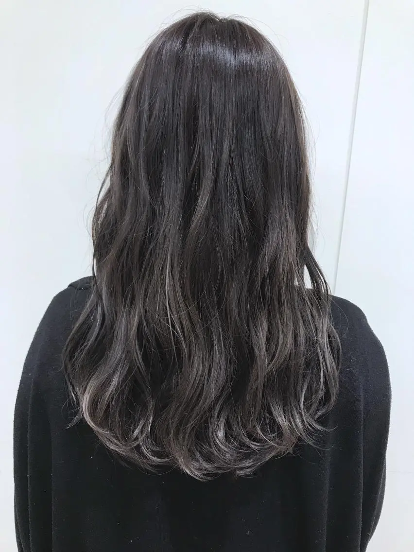 セミロング カラー 透明感カラー グレージュ ハイライトカラー ハイライト ケアブリーチ 坪井佑樹のヘアスタイル