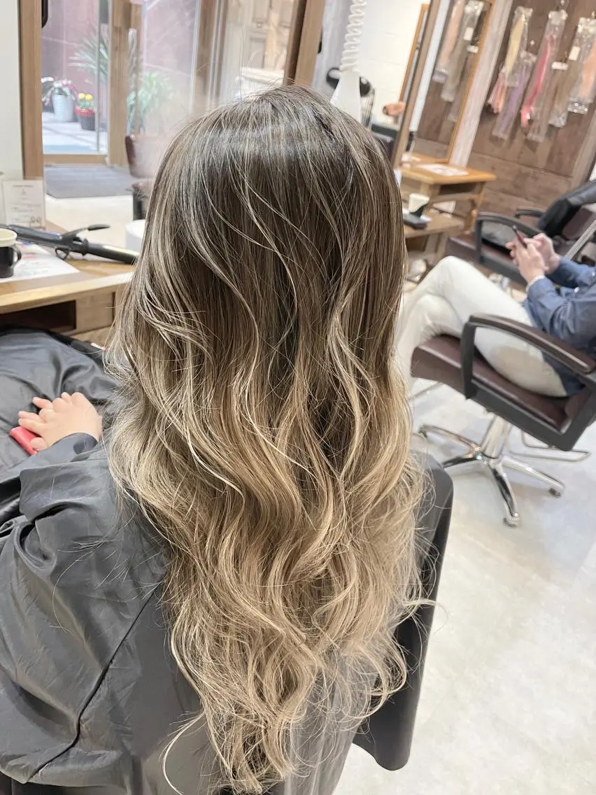 ロング カラー アディクシーカラー ブリーチ ブロンド ケアブリーチ イルミナカラー 髪質改善で 憧れの潤艶美髪にのヘアスタイル