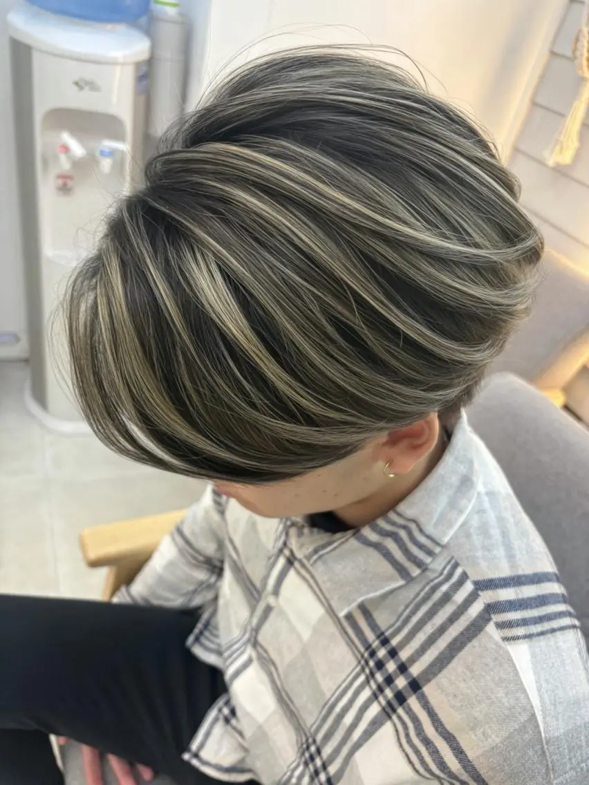 ショート カラー ブリーチ 透明感カラー ハイトーンカラー 韓国風ヘア レイヤーカット lafit ラフィット 下大利のヘアスタイル