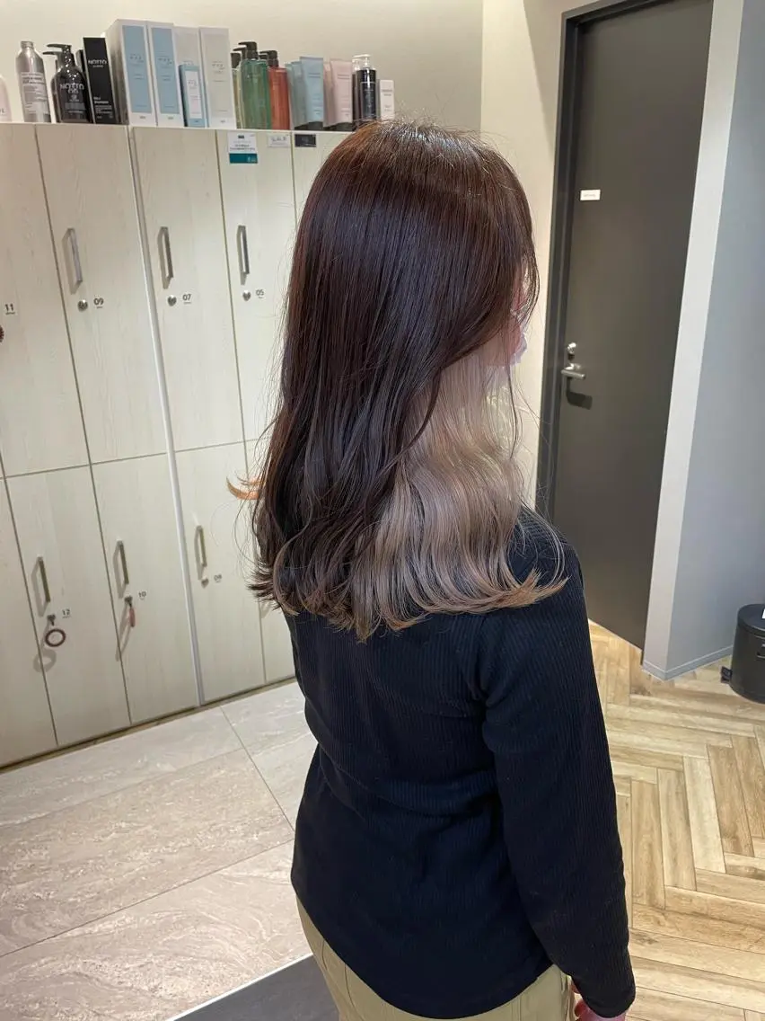 ミディアム カラー ベージュカラー インナーカラー ホワイトベージュ 浦野 剛志のヘアスタイル