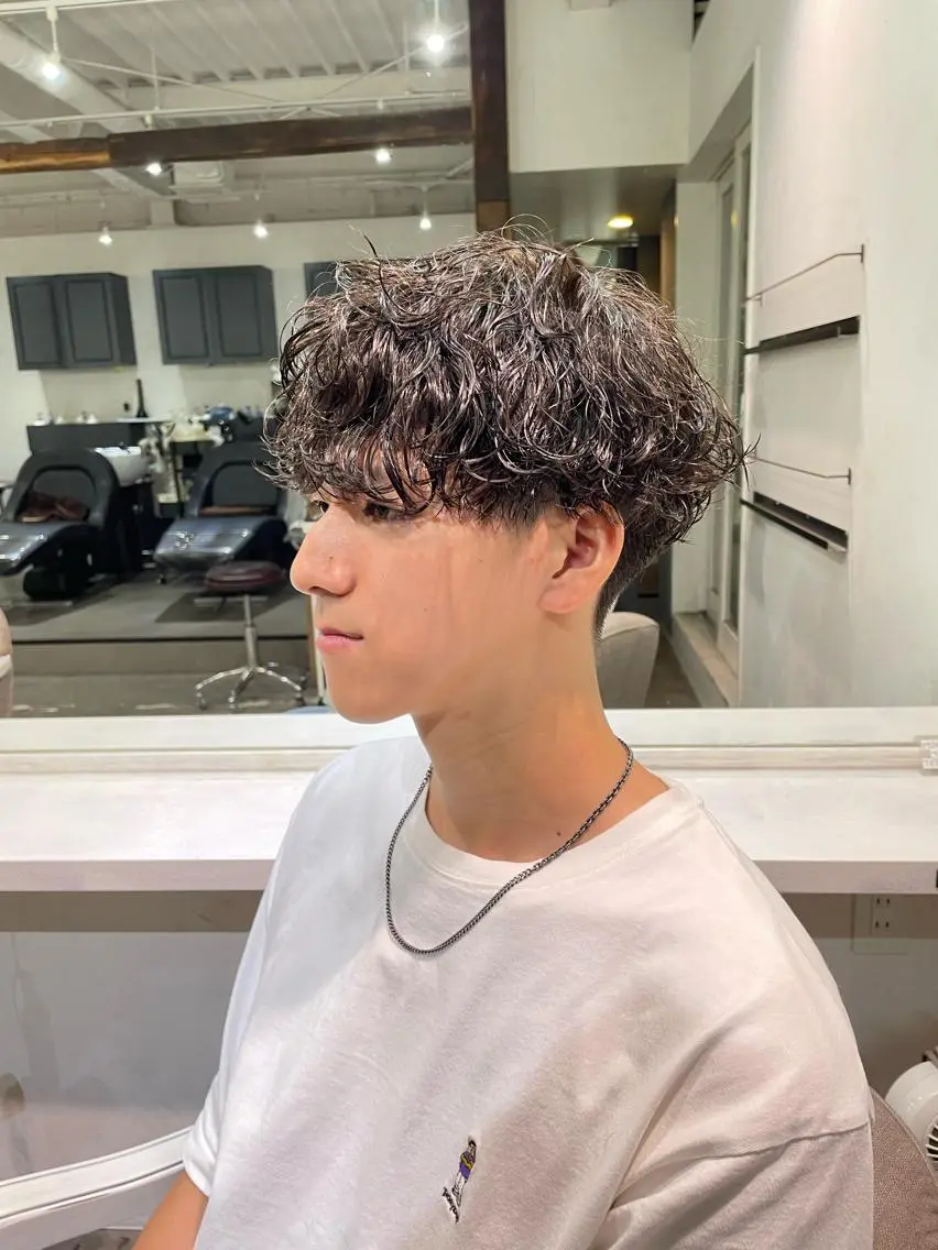 パーマ メンズ メンズブリーチ メンズパーマ スペインカール メンズツイストパーマ 波巻きパーマ 大阪メンズ 美容師井上智博のヘアスタイル