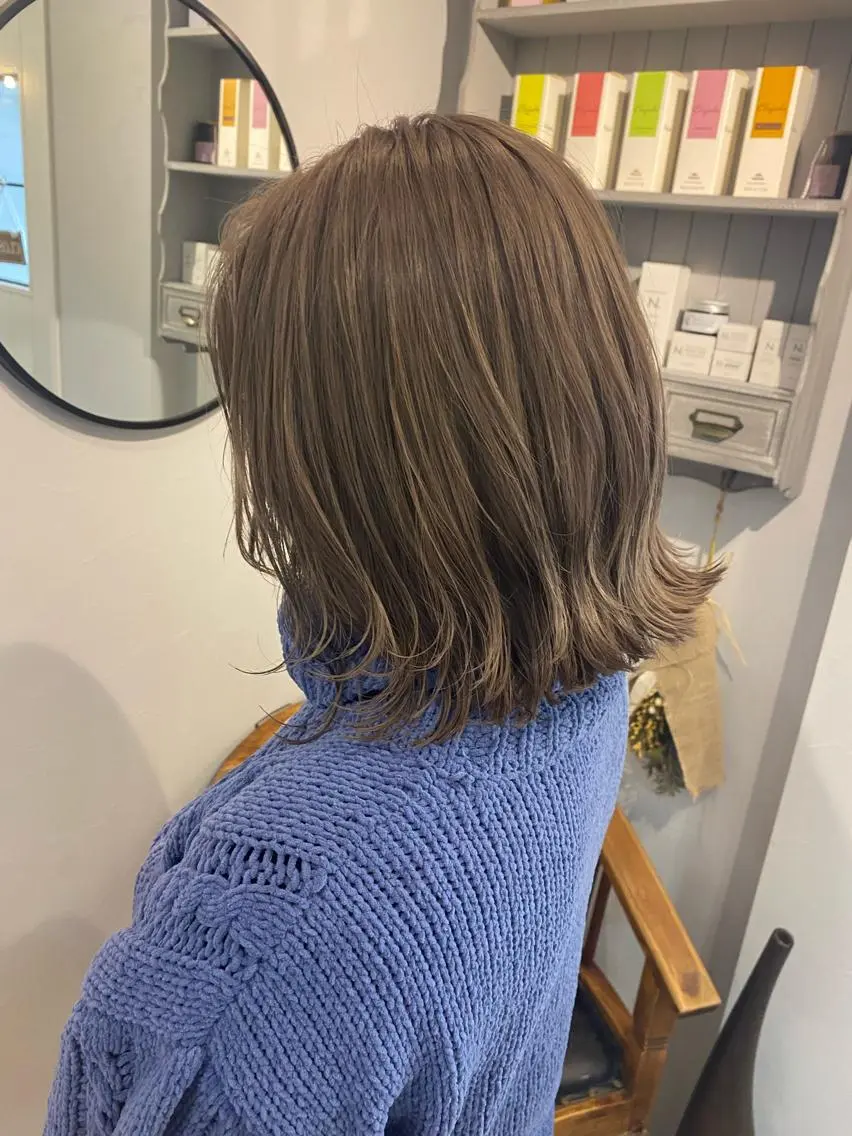 ミディアム カラー ベージュカラー ブロンド ダブルカラー ミルクティーベージュ ヘアカラー 西村 美羽のヘアスタイル