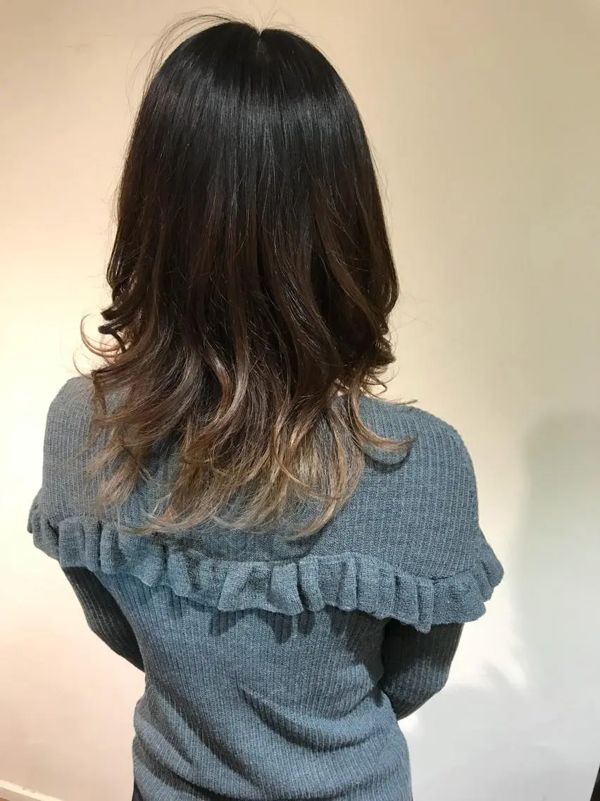 セミロング カラー アッシュ アッシュグレー アッシュグレージュ グラデーションカラー グレージュ 秋田 亜由美のヘアスタイル